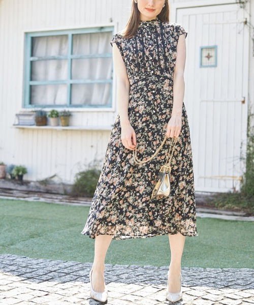 tocco closet(トッコ クローゼット)の「パール釦ハシゴレース切替ピンタックフラワープリントワンピース(ワンピース・レディース・ブラック/オフホワイト・M)」の3枚目の写真