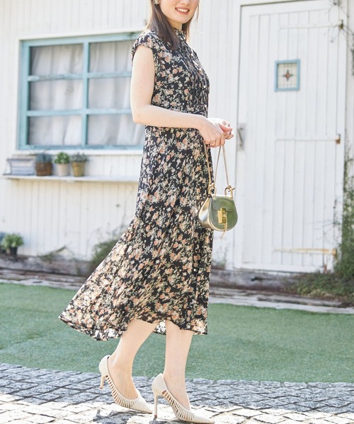 tocco closet(トッコ クローゼット)の「パール釦ハシゴレース切替ピンタックフラワープリントワンピース(ワンピース・レディース・ブラック/オフホワイト・M)」の6枚目の写真