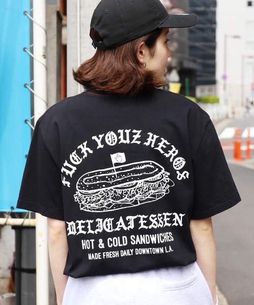 WOLVES KILL SHEEP(ウルヴスキルシープ)の「WOLVES KILL SHEEP/ウルブスキルシープ DELICATESSEN SS T-SHIRT プリントTシャツ(Tシャツ/カットソー・メンズ・ブラック/ホワイト・XL/L/M)」の1枚目の写真
