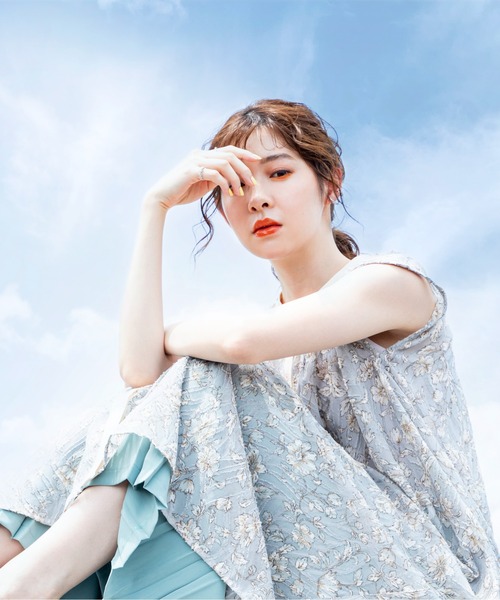MILLION CARATS(ミリオンカラッツ)の「繊細な花柄と立体的な生地とのコンビネーションが新鮮な表情を与えるフラワードビーギャザーワンピース(ワンピース・レディース・オフホワイト/サックスブルー・FREE)」の3枚目の写真