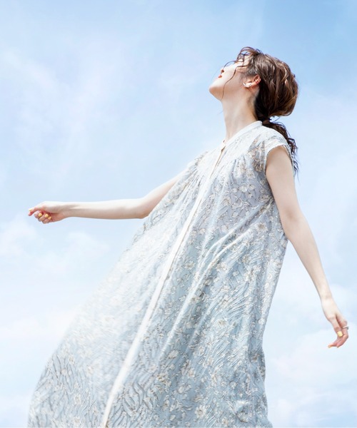 MILLION CARATS(ミリオンカラッツ)の「繊細な花柄と立体的な生地とのコンビネーションが新鮮な表情を与えるフラワードビーギャザーワンピース(ワンピース・レディース・オフホワイト/サックスブルー・FREE)」の4枚目の写真