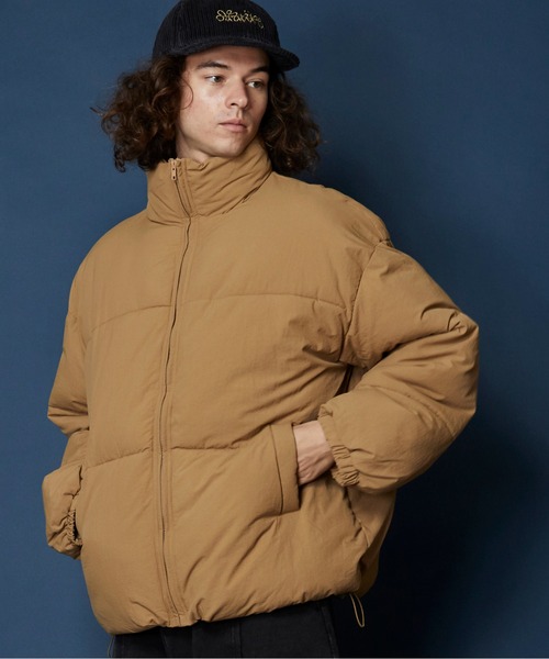 unrelaxing（アンリラクシング）の「ボリュームハイネック撥水ナイロンエコダウンジャケット（ダウンジャケット/コート・メンズ・アイボリー/ブラック/グレー/ライトカーキ/その他/スミクロ/ブルー系/ベージュ・FREE）」の8枚目の写真