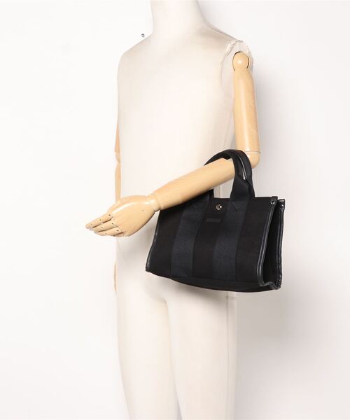 AZUL by moussy(アズールバイマウジー)の「SQUARE CANVAS TOTE BAG/スクエアキャンバストートバッグ(ショルダーバッグ・メンズ・ブラック/オフホワイト・FREE)」の4枚目の写真