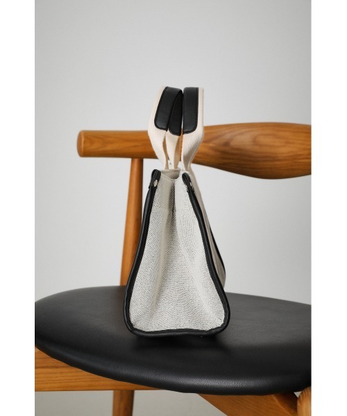 AZUL by moussy(アズールバイマウジー)の「SQUARE CANVAS TOTE BAG/スクエアキャンバストートバッグ(ショルダーバッグ・メンズ・ブラック/オフホワイト・FREE)」の8枚目の写真