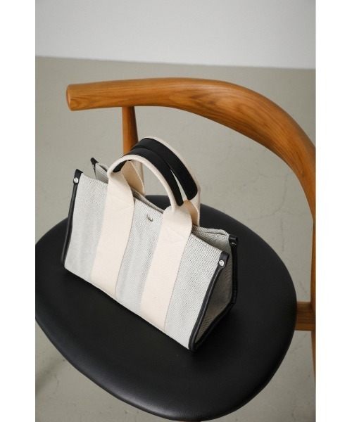 AZUL by moussy(アズールバイマウジー)の「SQUARE CANVAS TOTE BAG/スクエアキャンバストートバッグ(ショルダーバッグ・メンズ・ブラック/オフホワイト・FREE)」の9枚目の写真