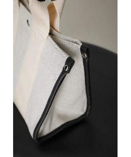 AZUL by moussy(アズールバイマウジー)の「SQUARE CANVAS TOTE BAG/スクエアキャンバストートバッグ(ショルダーバッグ・メンズ・ブラック/オフホワイト・FREE)」の11枚目の写真