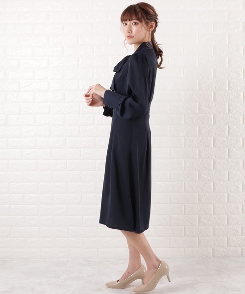 Lace Ladies(レースレディース)の「ボウタイフレアワンピース(ワンピース・レディース・ネイビー/グレイッシュベージュ・S/XL/M/L)」の4枚目の写真