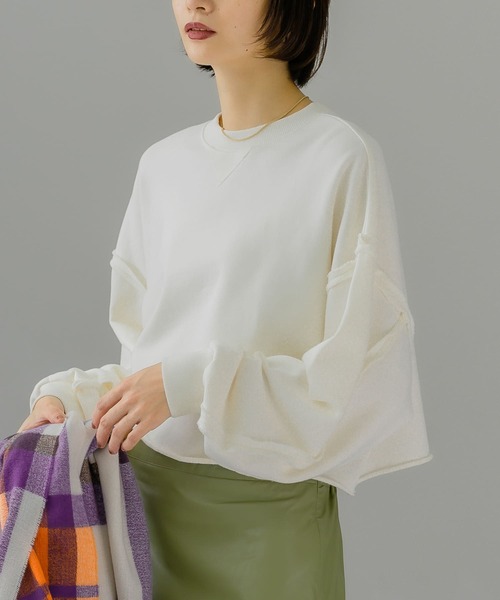 KBF(ケイビーエフ)の「『UR TECH』クロップドダメージスウェット(スウェット・レディース・カーキ/オフホワイト/チャコールグレー・ONE)」の1枚目の写真