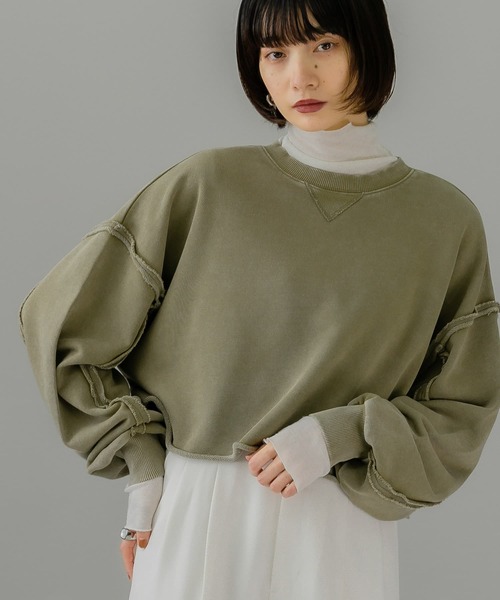 KBF(ケイビーエフ)の「『UR TECH』クロップドダメージスウェット(スウェット・レディース・カーキ/オフホワイト/チャコールグレー・ONE)」の3枚目の写真