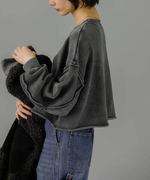 KBF(ケイビーエフ)の「『UR TECH』クロップドダメージスウェット(スウェット・レディース・カーキ/オフホワイト/チャコールグレー・ONE)」の2枚目の写真