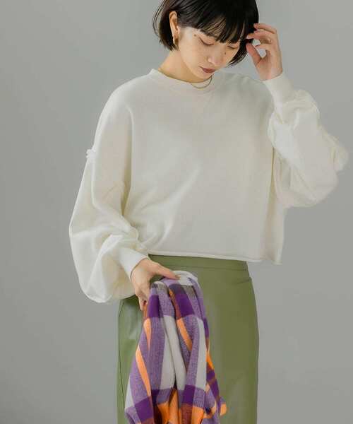 KBF(ケイビーエフ)の「『UR TECH』クロップドダメージスウェット(スウェット・レディース・カーキ/オフホワイト/チャコールグレー・ONE)」の4枚目の写真