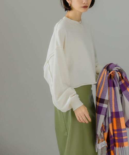 KBF(ケイビーエフ)の「『UR TECH』クロップドダメージスウェット(スウェット・レディース・カーキ/オフホワイト/チャコールグレー・ONE)」の5枚目の写真