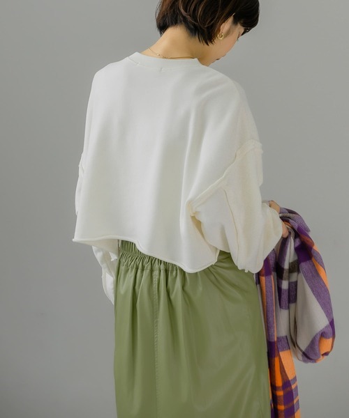 KBF(ケイビーエフ)の「『UR TECH』クロップドダメージスウェット(スウェット・レディース・カーキ/オフホワイト/チャコールグレー・ONE)」の6枚目の写真