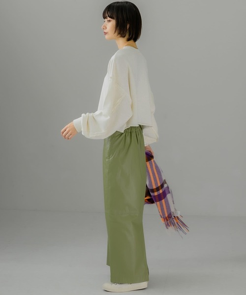 KBF(ケイビーエフ)の「『UR TECH』クロップドダメージスウェット(スウェット・レディース・カーキ/オフホワイト/チャコールグレー・ONE)」の7枚目の写真