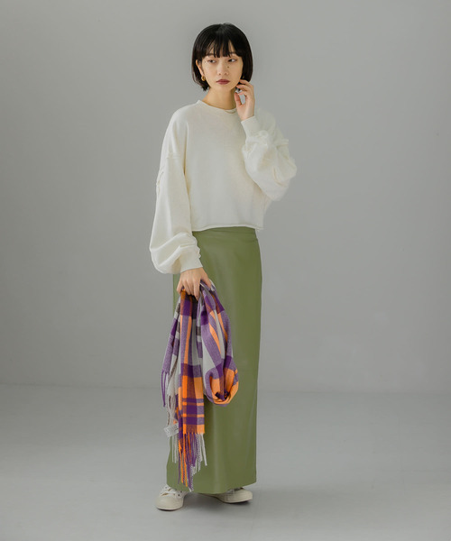 KBF(ケイビーエフ)の「『UR TECH』クロップドダメージスウェット(スウェット・レディース・カーキ/オフホワイト/チャコールグレー・ONE)」の8枚目の写真