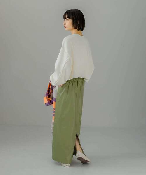 KBF(ケイビーエフ)の「『UR TECH』クロップドダメージスウェット(スウェット・レディース・カーキ/オフホワイト/チャコールグレー・ONE)」の9枚目の写真