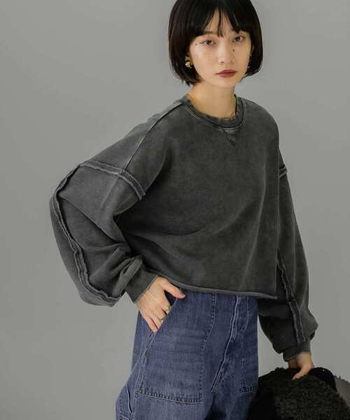 KBF(ケイビーエフ)の「『UR TECH』クロップドダメージスウェット(スウェット・レディース・カーキ/オフホワイト/チャコールグレー・ONE)」の11枚目の写真