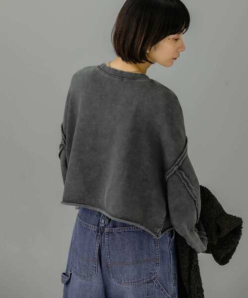 KBF(ケイビーエフ)の「『UR TECH』クロップドダメージスウェット(スウェット・レディース・カーキ/オフホワイト/チャコールグレー・ONE)」の13枚目の写真