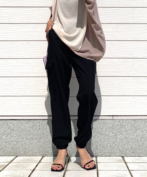 Q（キュー）の「カーゴジョガーパンツ（カーゴパンツ・レディース・グレイッシュベージュ/ブラック・MEDIUM）」の2枚目の写真