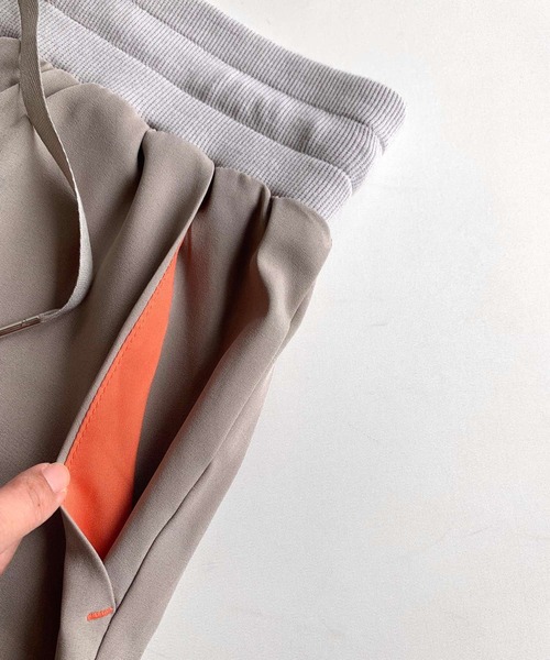 Q（キュー）の「カーゴジョガーパンツ（カーゴパンツ・レディース・グレイッシュベージュ/ブラック・MEDIUM）」の12枚目の写真