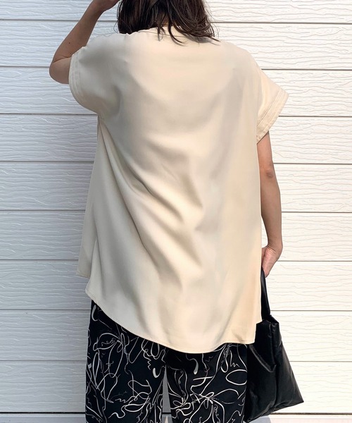 Q（キュー）の「パールVネックブラウス（シャツ/ブラウス・レディース・ベージュ/ブラック・MEDIUM）」の8枚目の写真