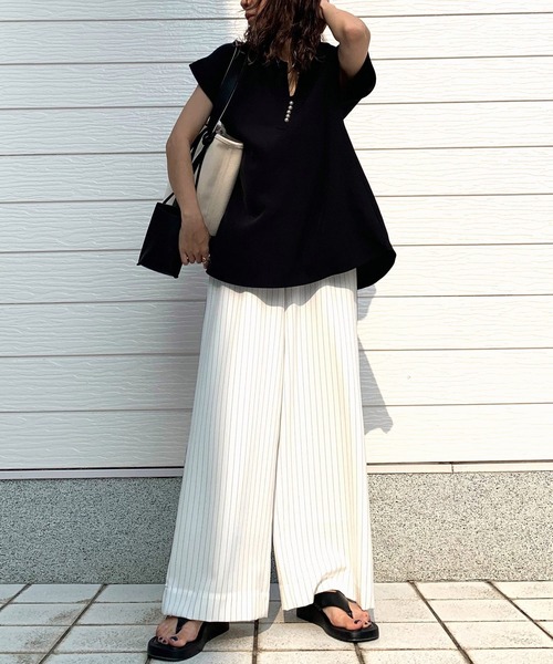 Q（キュー）の「パールVネックブラウス（シャツ/ブラウス・レディース・ベージュ/ブラック・MEDIUM）」の7枚目の写真