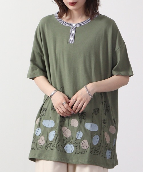 Emago(イマゴ)の「EMAGO 一筆ネコ刺繍チュニック 半袖(チュニック・レディース・ネイビー/ブルー/オリーブ系・FREE)」の1枚目の写真