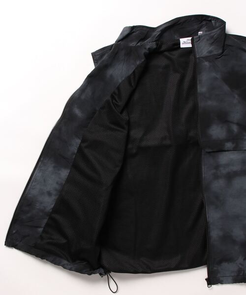 SPINNS（スピンズ）の「【ユニセックスで着用可能】スタンドカラータイダイベスト（ベスト・メンズ・オフホワイト/カーキ/ブラック・ONESIZE）」の5枚目の写真