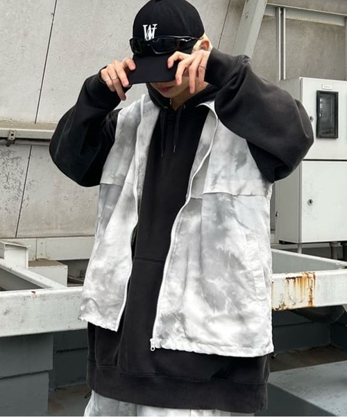 SPINNS（スピンズ）の「【ユニセックスで着用可能】スタンドカラータイダイベスト（ベスト・メンズ・オフホワイト/カーキ/ブラック・ONESIZE）」の2枚目の写真