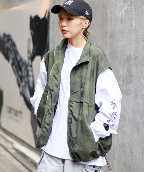 SPINNS（スピンズ）の「【ユニセックスで着用可能】スタンドカラータイダイベスト（ベスト・メンズ・オフホワイト/カーキ/ブラック・ONESIZE）」の3枚目の写真