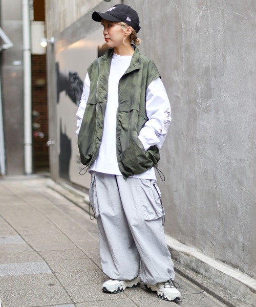 SPINNS（スピンズ）の「【ユニセックスで着用可能】スタンドカラータイダイベスト（ベスト・メンズ・オフホワイト/カーキ/ブラック・ONESIZE）」の19枚目の写真