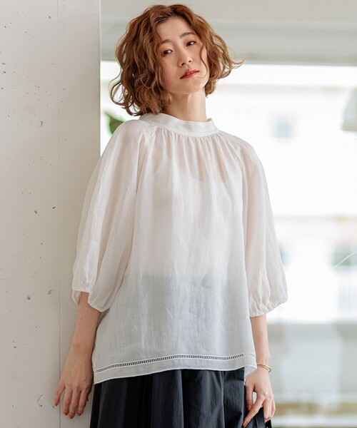 23区(ニジュウサンク)の「【洗える】ブロドリー ダンデル 2WAY ブラウス(シャツ/ブラウス・レディース・こしょう色系/ホワイト系/ブラック系・48/46/44)」の1枚目の写真