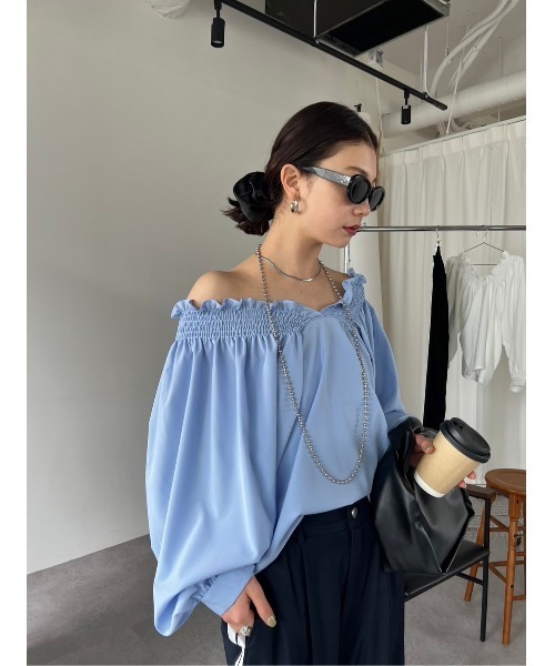 HANNE（アン）の「シャーリングオフショルブラウス（シャツ