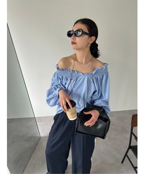 HANNE(アン)の「シャーリングオフショルブラウス(シャツ/ブラウス・レディース・サックスブルー/ホワイト・FREE)」の13枚目の写真