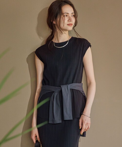 23区（ニジュウサンク）の「【SLOW/一部店舗限定】ランダムリブフライス フレンチスリーブ カットソー（Tシャツ/カットソー・レディース・ベージュ系/ダークブラウン系/ブラック系1/ブラック系/グレー系・38/40）」の2枚目の写真