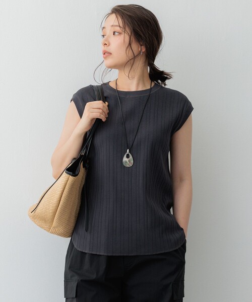 23区（ニジュウサンク）の「【SLOW/一部店舗限定】ランダムリブフライス フレンチスリーブ カットソー（Tシャツ/カットソー・レディース・ベージュ系/ダークブラウン系/ブラック系1/ブラック系/グレー系・38/40）」の4枚目の写真