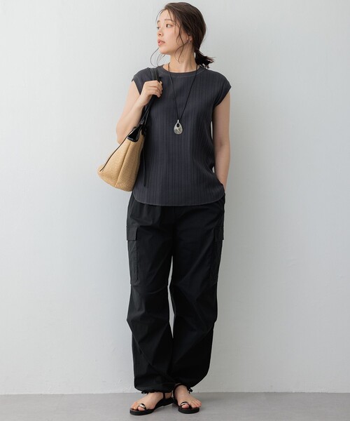 23区（ニジュウサンク）の「【SLOW/一部店舗限定】ランダムリブフライス フレンチスリーブ カットソー（Tシャツ/カットソー・レディース・ベージュ系/ダークブラウン系/ブラック系1/ブラック系/グレー系・38/40）」の22枚目の写真