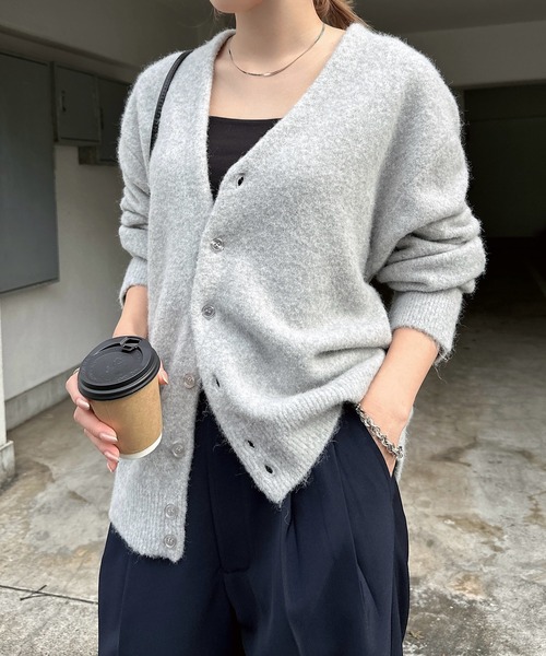 ANME(アンメ)の「モヘアライクVネックニットカーディガン(カーディガン/ボレロ・レディース・オートミール/グリーン/クリーム/チャコールグレー/ブルー・M/L/XL)」の1枚目の写真