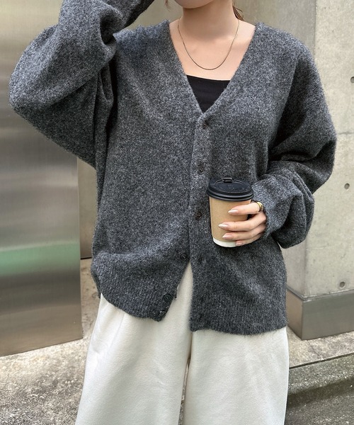 ANME(アンメ)の「モヘアライクVネックニットカーディガン(カーディガン/ボレロ・レディース・オートミール/グリーン/クリーム/チャコールグレー/ブルー・M/L/XL)」の2枚目の写真