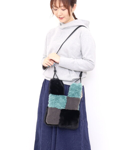 Nananoel(ナナノエル)の「pappy エコファーパッチワーク3WAYミニバッグ(エコバッグ/サブバッグ・レディース・オフホワイト/ミント/ピンク・FREE)」の2枚目の写真