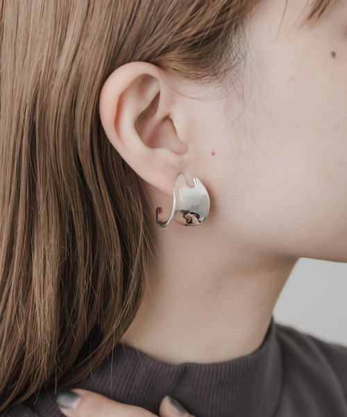 SMELLY（スメリー）の「メタルニュアンスワイドフープピアス（ピアス（両耳用）・レディース・シルバー・-）」の2枚目の写真