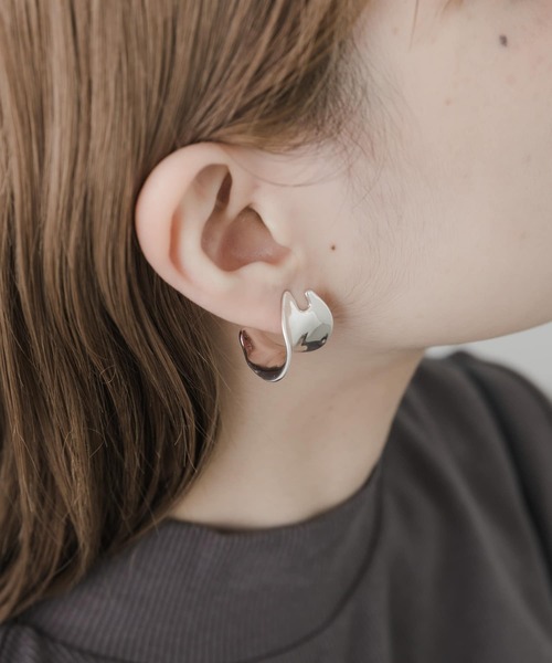 SMELLY（スメリー）の「メタルニュアンスワイドフープピアス（ピアス（両耳用）・レディース・シルバー・-）」の3枚目の写真