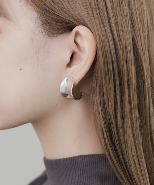 SMELLY（スメリー）の「メタルニュアンスワイドフープピアス（ピアス（両耳用）・レディース・シルバー・-）」の4枚目の写真