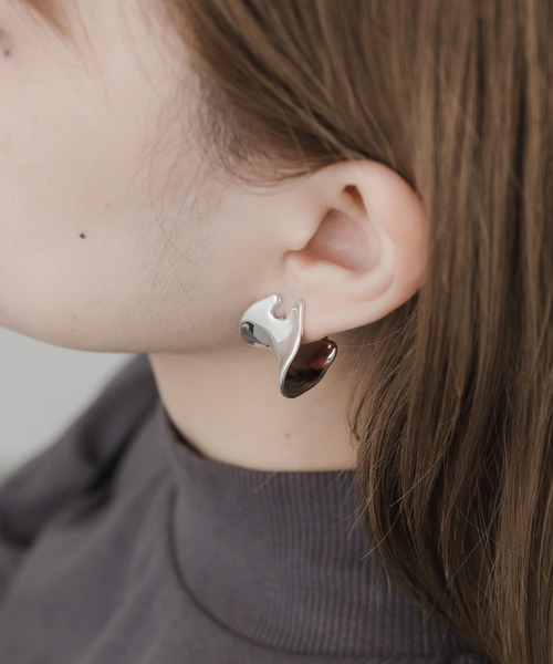 SMELLY（スメリー）の「メタルニュアンスワイドフープピアス（ピアス（両耳用）・レディース・シルバー・-）」の5枚目の写真