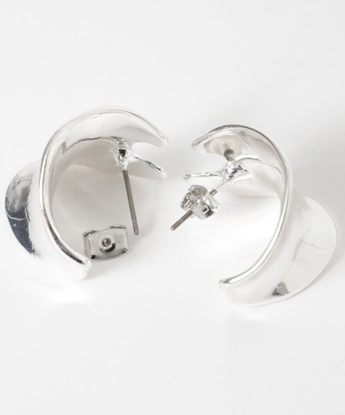 SMELLY（スメリー）の「メタルニュアンスワイドフープピアス（ピアス（両耳用）・レディース・シルバー・-）」の6枚目の写真