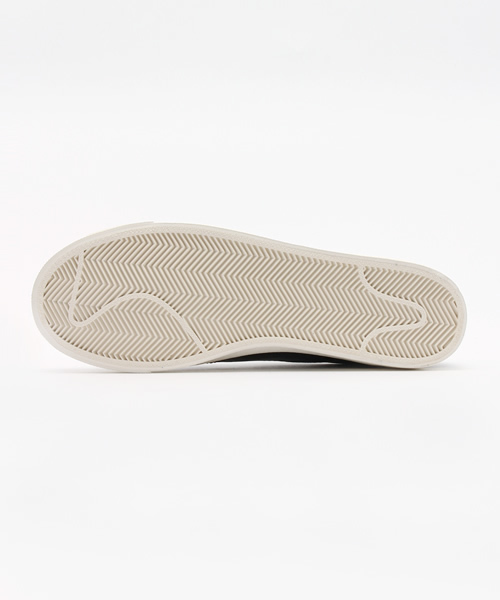 NIKE（ナイキ）の「NIKE(ナイキ) / TENNIS CLASSIC AC(テニス　クラシック) 105-NKE-A/377812（スニーカー・メンズ・ブラック/ホワイト・27/28/26）」の4枚目の写真