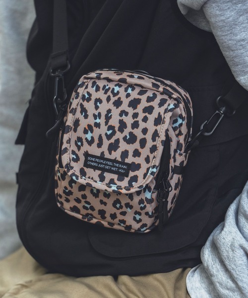 KiU(キウ)の「600D フラップポケットショルダーバッグ(ショルダーバッグ・レディース・アニマル/ブラック/ベージュ系その他/レオパード/ブルー系その他/タイガーカモ/ブルー系その他2/ネイビー系/ダークグリーン系/ベージュ系その他2・FREE)」の9枚目の写真