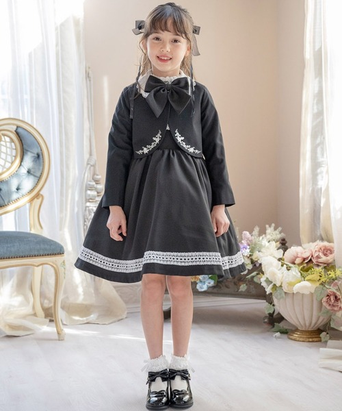 Catherine Cottage(キャサリンコテージ)の「アリス刺繍ボレロマルグレーテワンピーススーツ(スーツセット・キッズ・ブラック・130/120/110)」の2枚目の写真