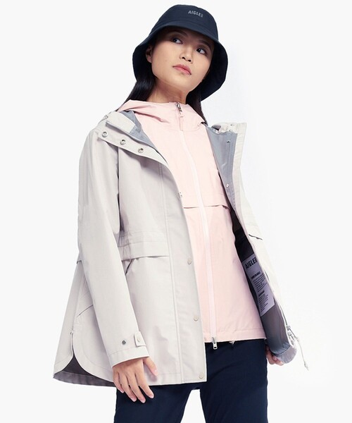 AIGLE（エーグル）の「防水 防風 透湿 GORE-TEX ゴアテックス フィッシュテールフーデッドジャケット RP（マウンテンパーカー・レディース・ブラック/ホワイト/グレー・40/34/36/38）」の2枚目の写真