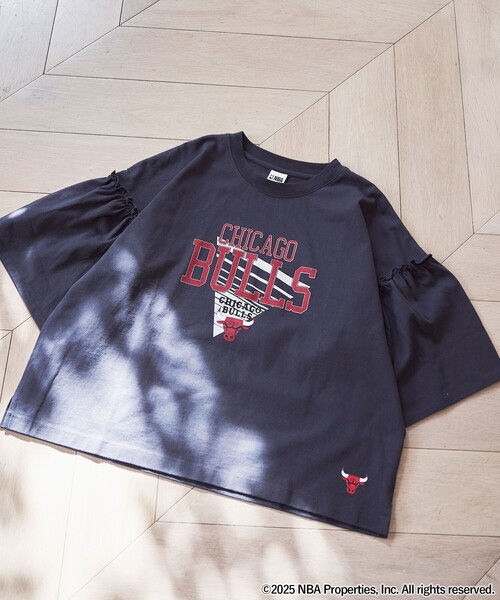 coen(コーエン)の「NBA別注 フレアスリーブロゴプリントTシャツ(Tシャツ/カットソー・レディース・オフホワイト/ライトグレー/ダークグレー/コバルトブルー・M/L)」の3枚目の写真
